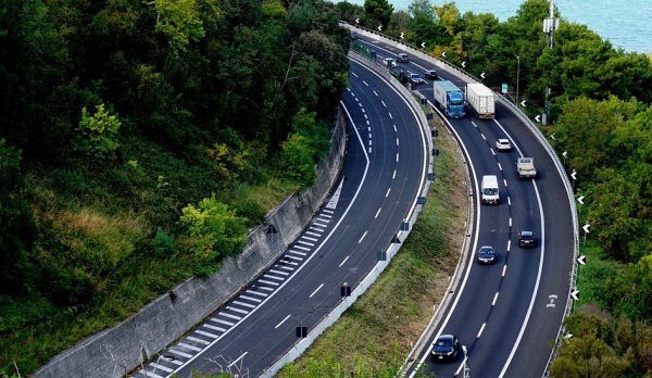 Не се завирайте в багажника на автомобила отпред, само защото дебнете идеалния момент да го задминете, връщайки се от село. 
Това не е Daytona 500 и вашият хечбек не трябва да е залепен за предния за по-добра икономия на гориво. Отдръпнете се и карайте на безопасно разстояние.
